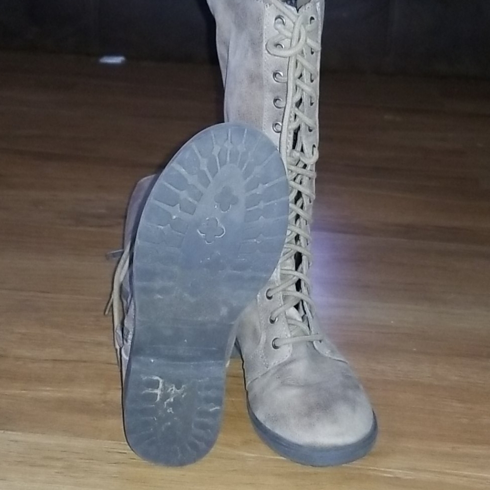 Boots - Picture 4 of 4